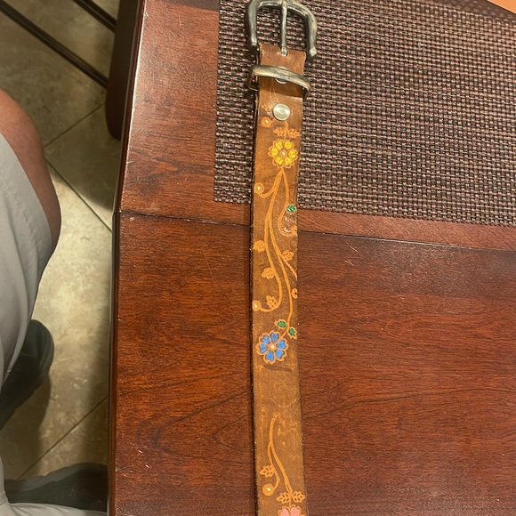 Vintage Leather Floral Tooled Belt with solid brass buckle - Picture 7 of 15